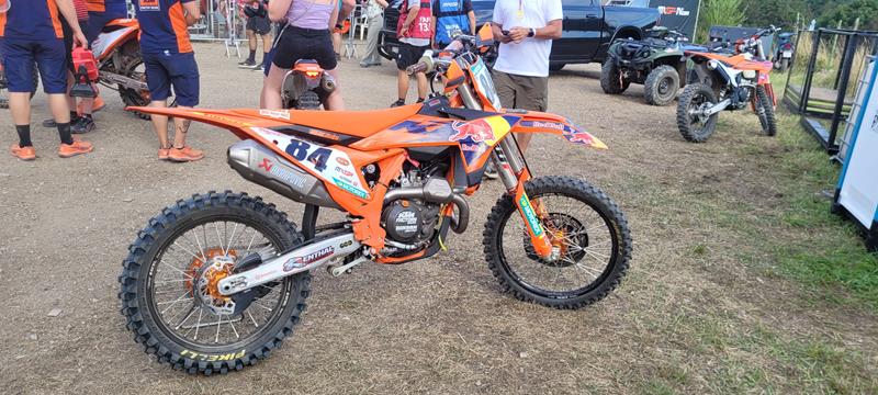 Dominancia techniky KTM v priamom prenose od OKR Moto